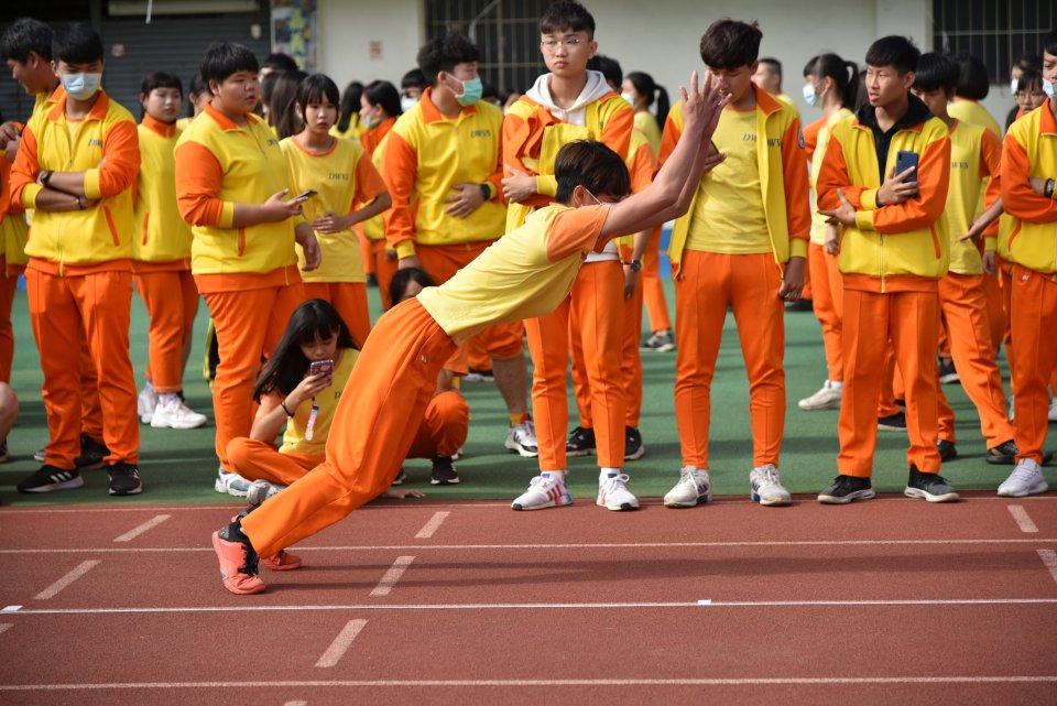 DW20201203_1626